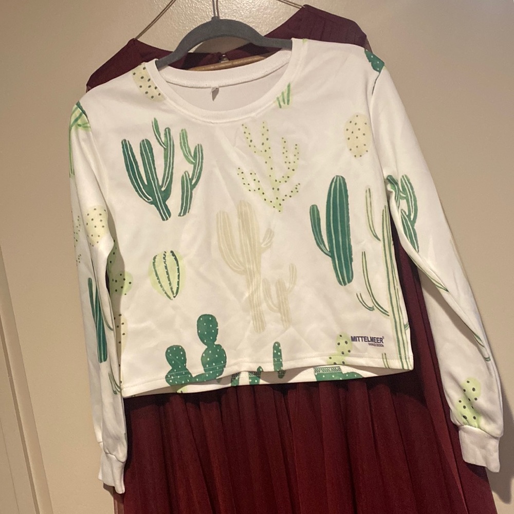 Super cute cactus crop sweatshirt